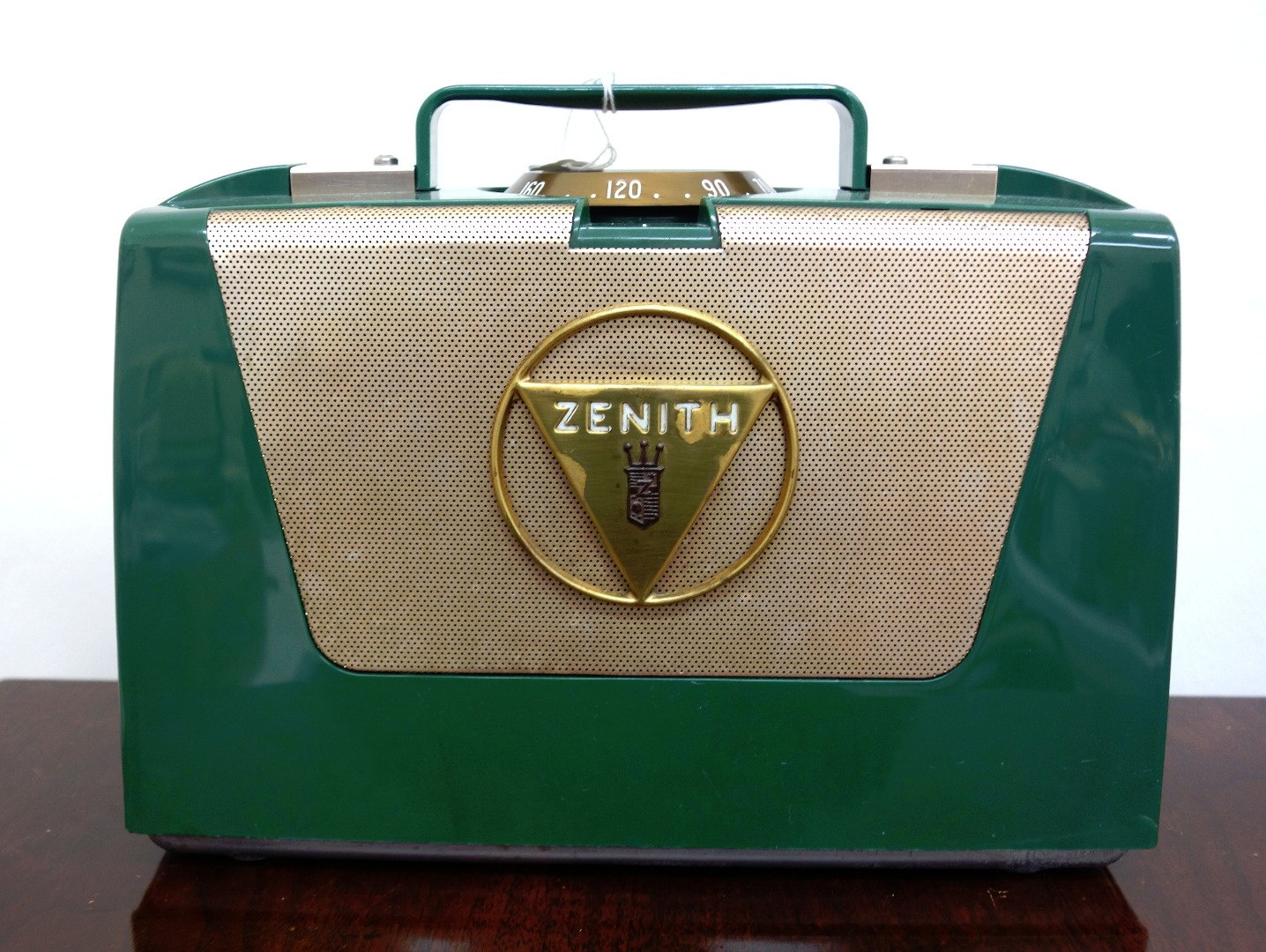 Appraisal: A Zenith wave Magnet M portable valve radio in green