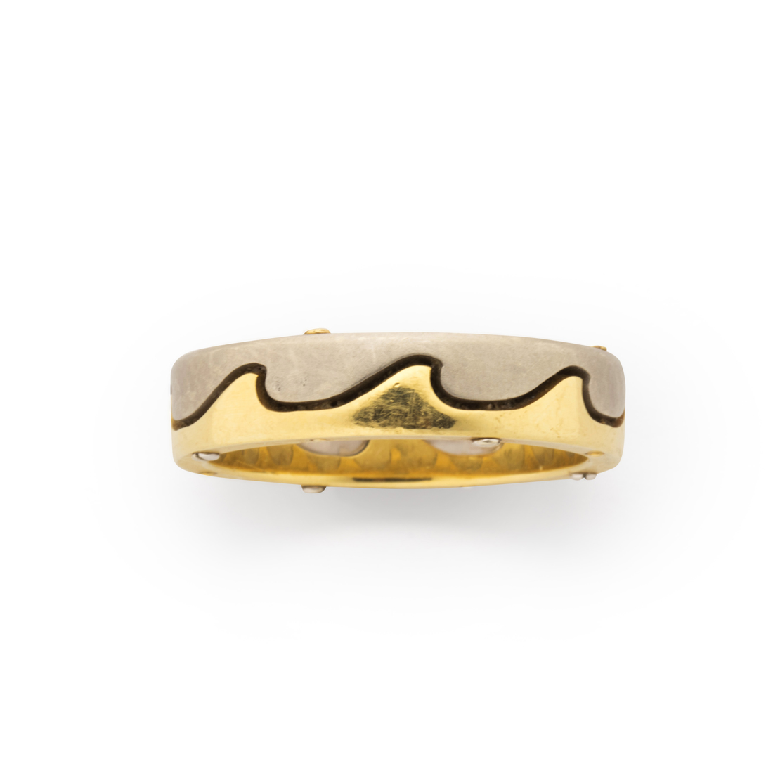 Appraisal: AN EIGHTEEN KARAT BI-COLOR GOLD RING An eighteen karat bi-color