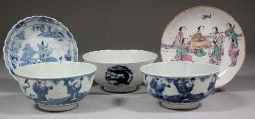 Appraisal: A pair of Chinese blue and white porcelain tea bowls