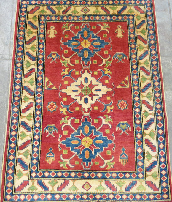 Appraisal: HAND KNOTTED ORIENTAL AREA RUG Pakistani Caucasian ' x '