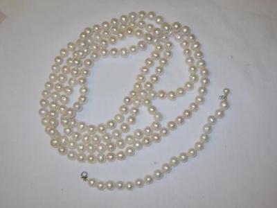 Appraisal: A FRESHWATER PEARL NECKLACE the uniform white beads long with