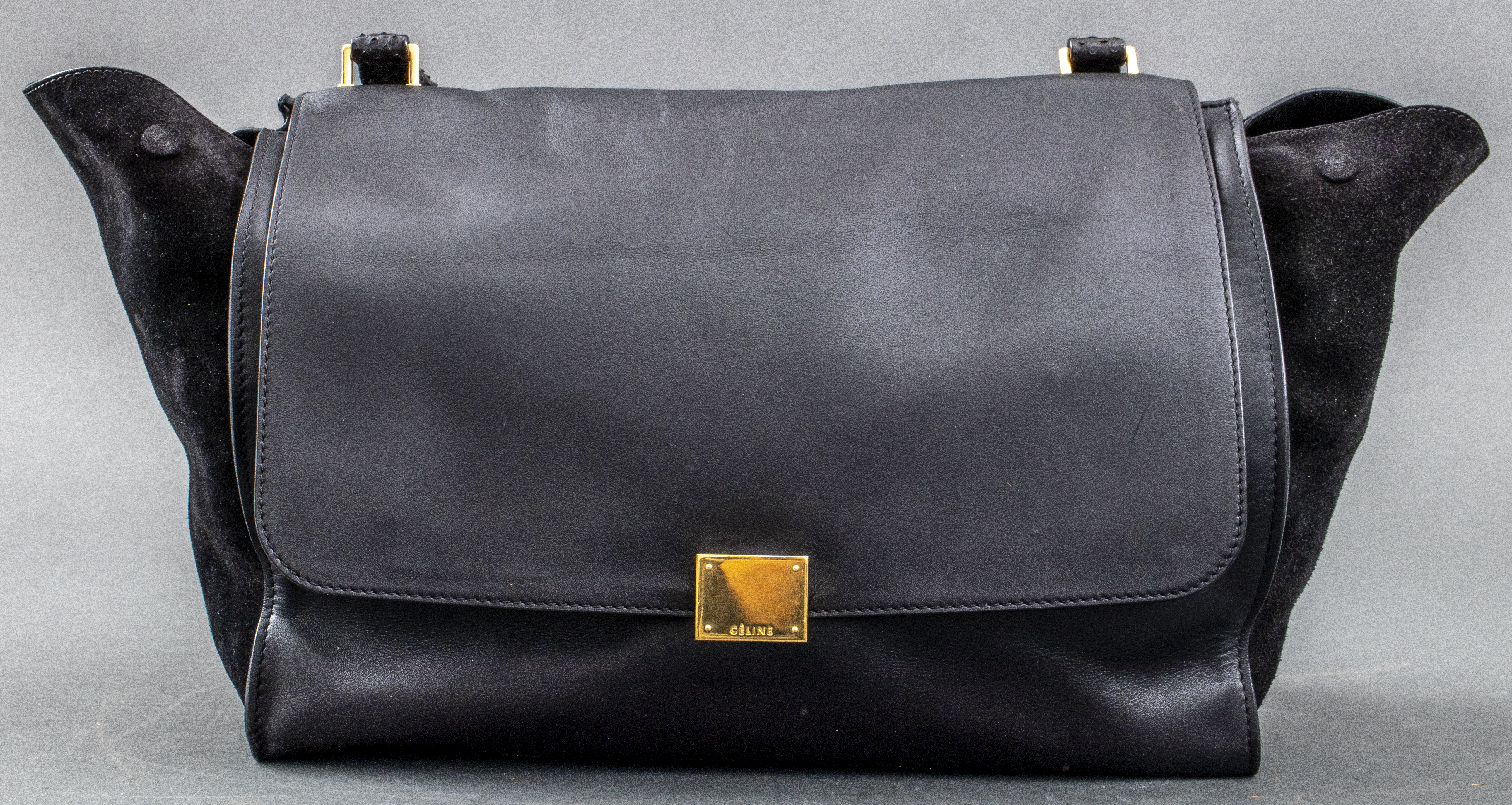 Appraisal: CELINE TRAPEZE BLACK LEATHER HANDBAG Celine trapeze black leather and