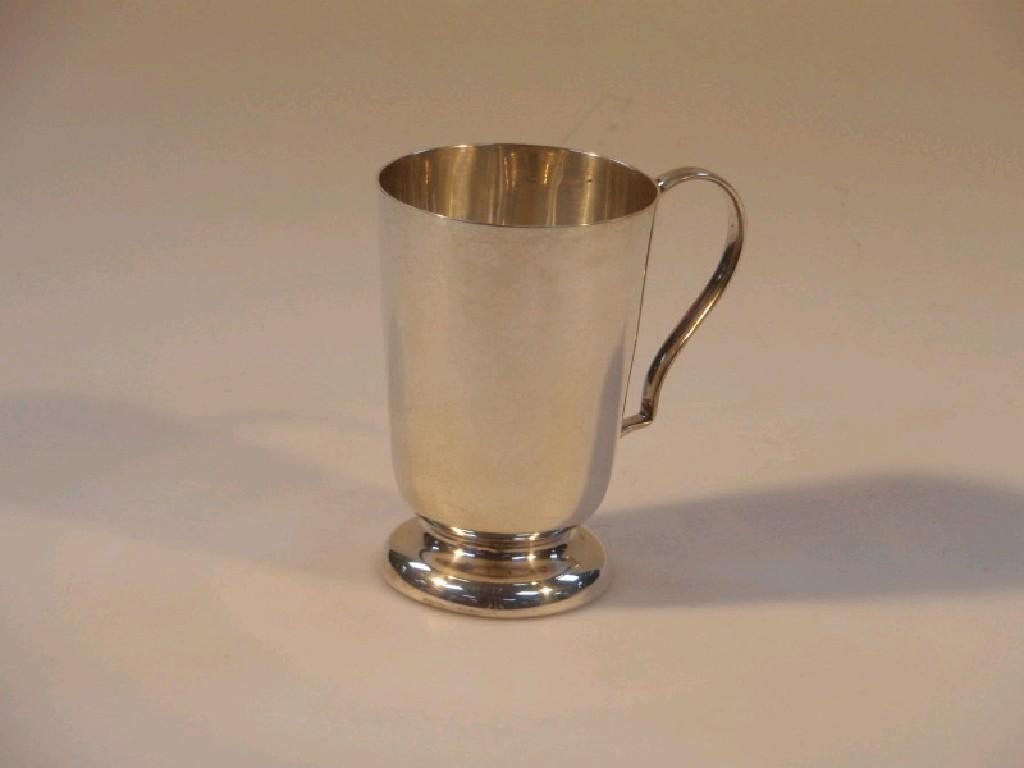 Appraisal: A George VI silver mug Birmingham oz