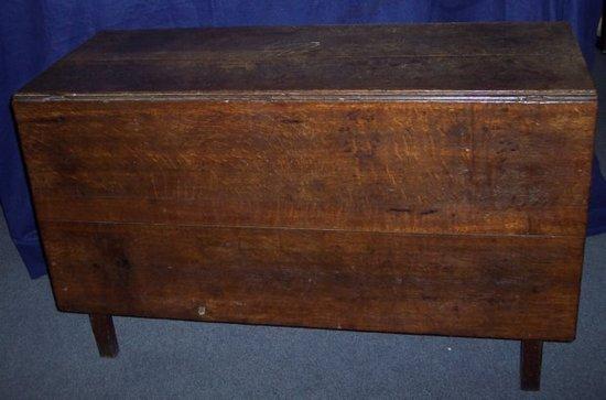 Appraisal: A Georgian oak drop-leaf table on square legs cm wide