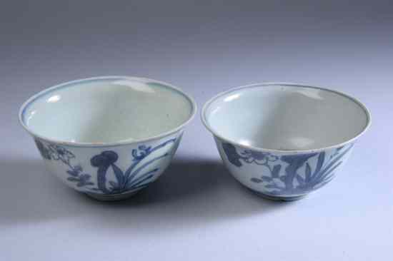 Appraisal: PAIR CHINESE BLUE AND WHITE PORCELAIN BOWLS Ming dynasty Floral