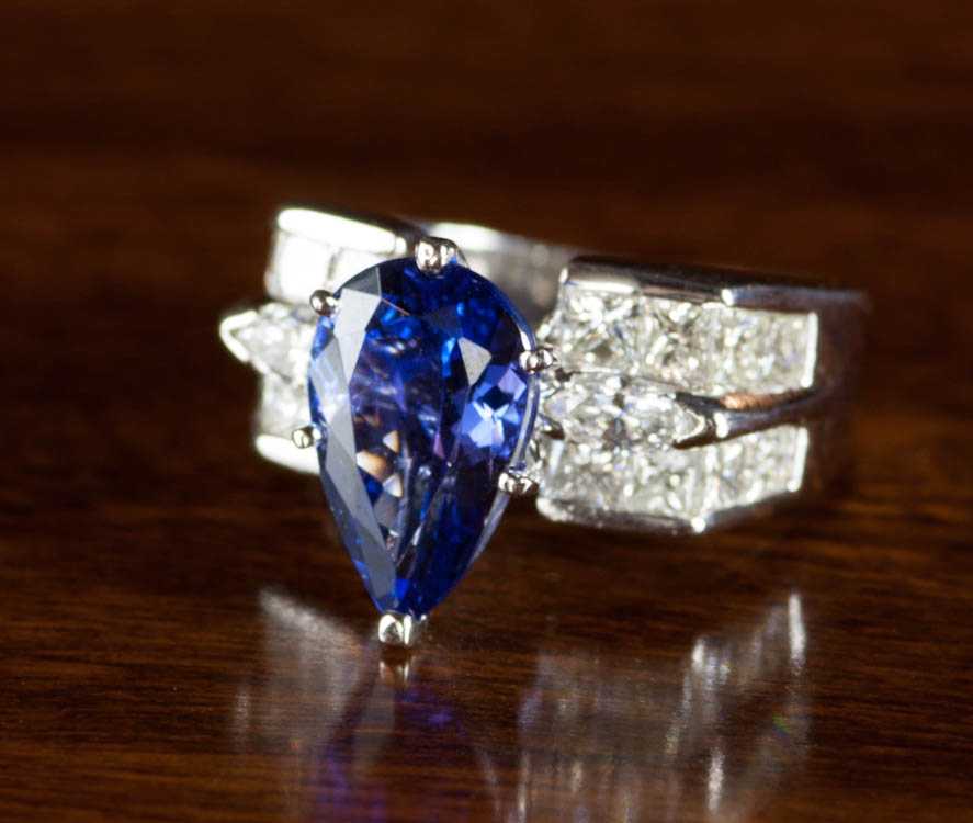 Appraisal: TANZANITE DIAMOND AND EIGHTEEN KARAT GOLD RING The white gold