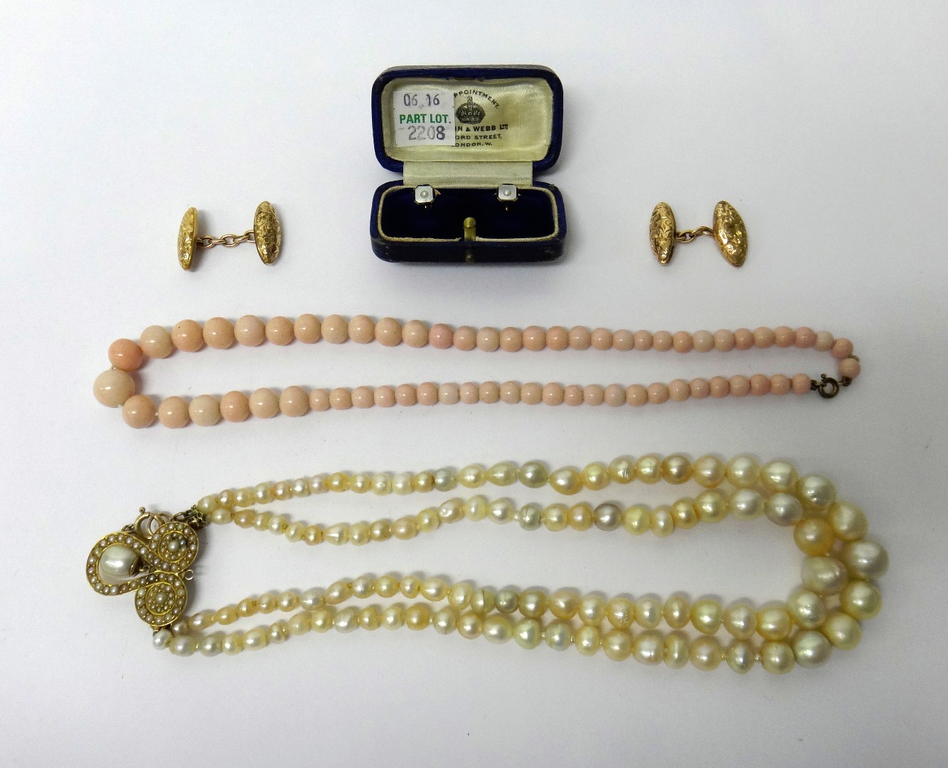 Appraisal: A two row necklace of graduated cultured pearls on a