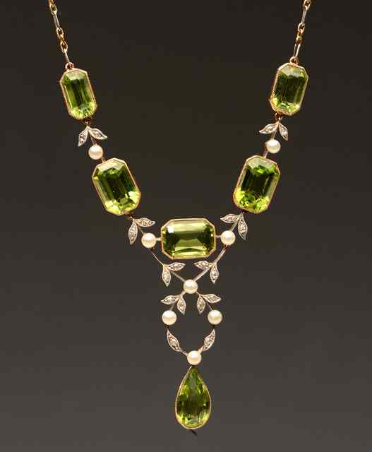 Appraisal: AN EDWARDIAN PERIDOT AND PEARL NECKLACE graduated emerald peridots mounted