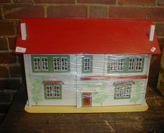 Appraisal: A 's dolls house and contents