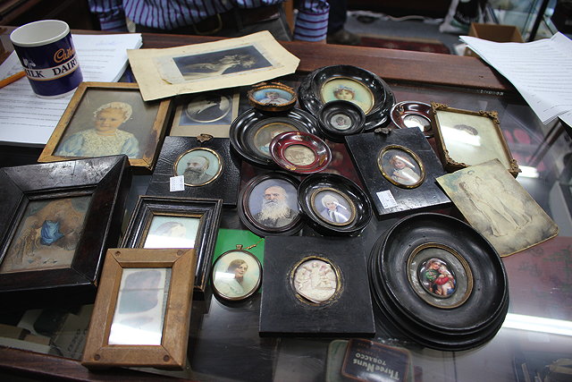 Appraisal: A COLLECTION OF VARIOUS MINIATURE FRAMES some containing photographs