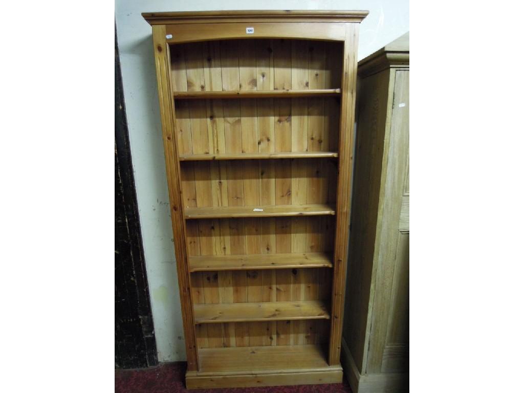 Appraisal: A modern freestanding stripped pine open bookcase enclosing five fixed