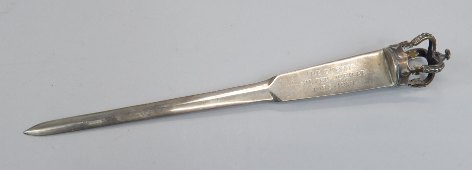 Appraisal: A silver commemorative paper knife the handle mounted with a