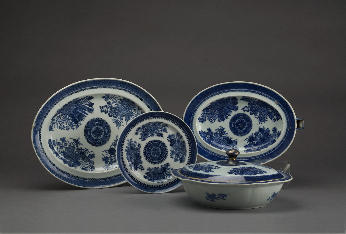 Appraisal: CHINESE EXPORT PORCELAIN 'BLUE FITZHUGH' OVAL PLATTER AND A DISH