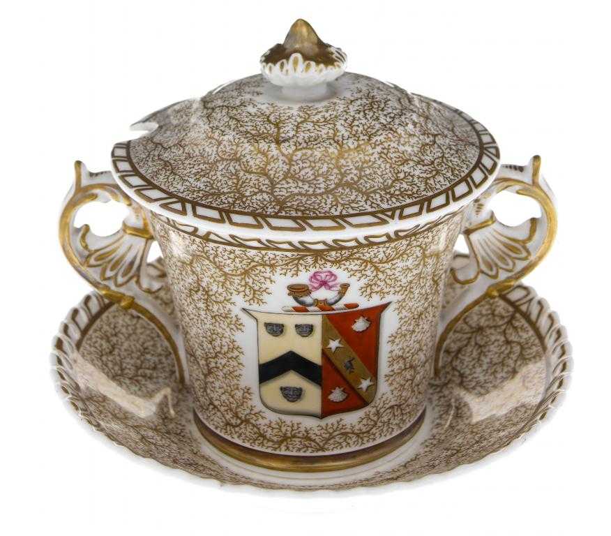 Appraisal: A CHAMBERLAIN WORCESTER ARMORIAL CREAM PAIL COVER AND STAND with