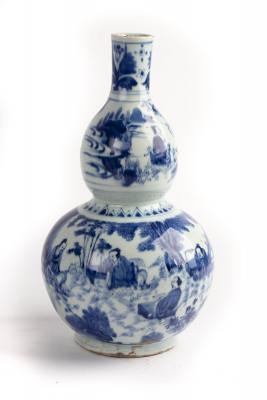 Appraisal: A Chinese blue and white double gourd vase Transitional period