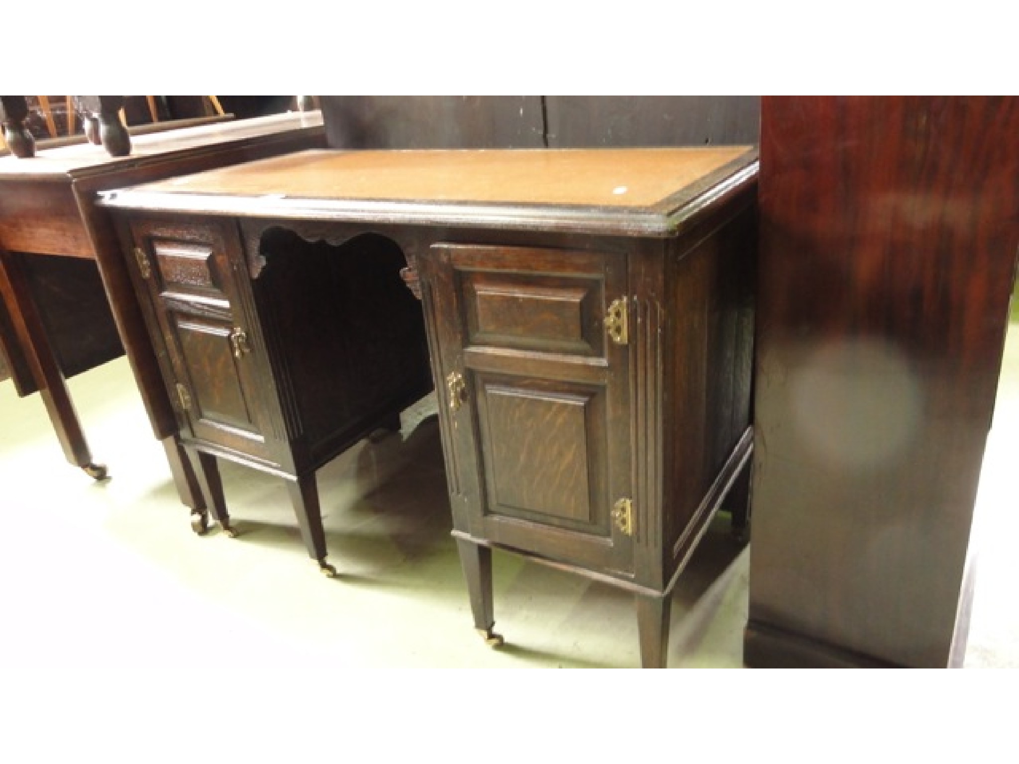 Appraisal: A small Edwardian oak kneehole desk the rectangular top with