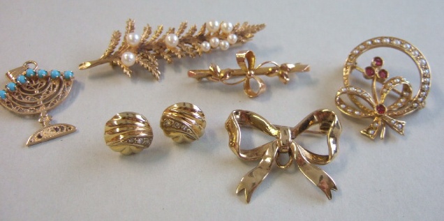 Appraisal: A ct gold and cultured pearl brooch designed as a