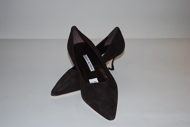 Appraisal: Manolo Blahnik brown suede pumps Size - Good condition -