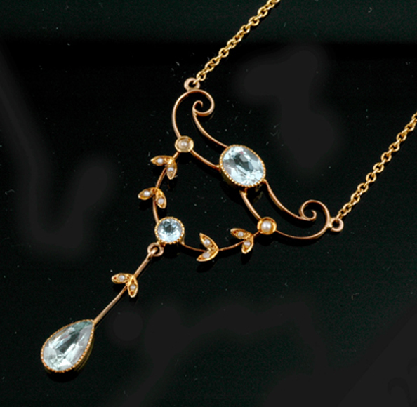 Appraisal: AN EDWARDIAN AQUAMARINE NECKLACE Circa The ct gold scrolled frame