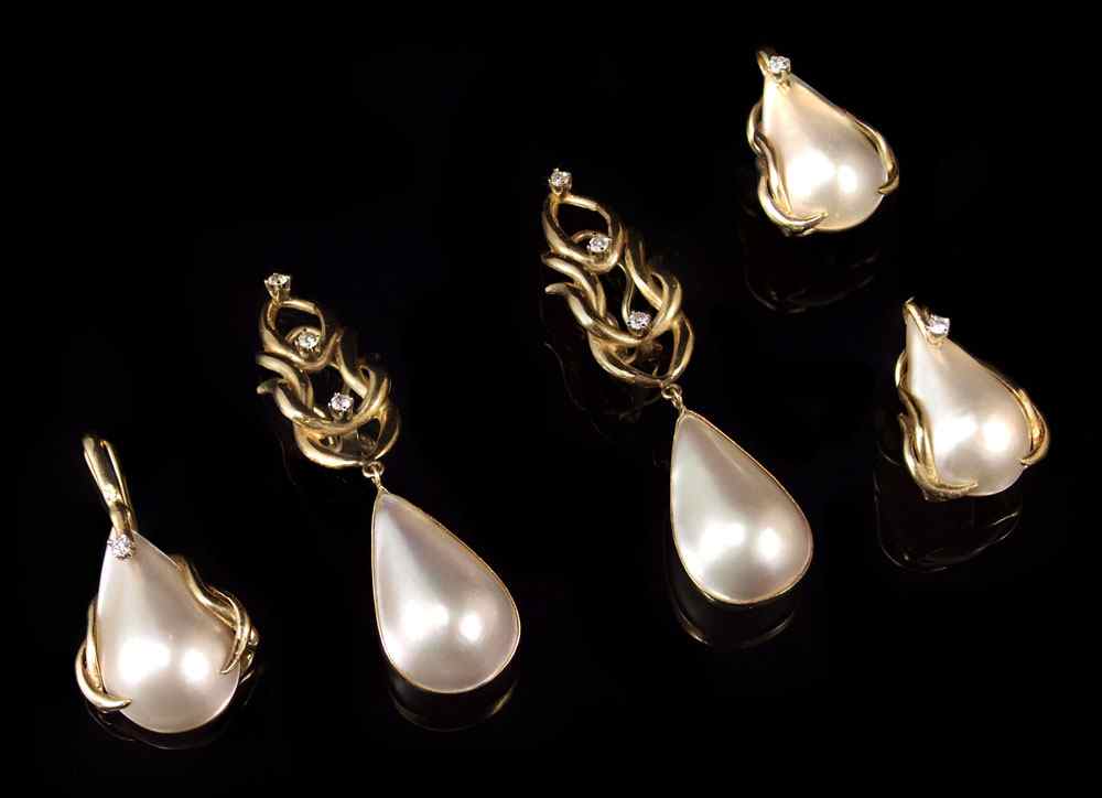 Appraisal: GOLD AND MABE PEARL PAIRS EARRINGS AND PENDANT Two pair