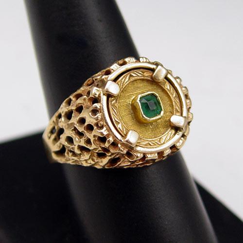 Appraisal: K YELLOW GOLD EMERALD GENTS RING Reticulated ring centering an