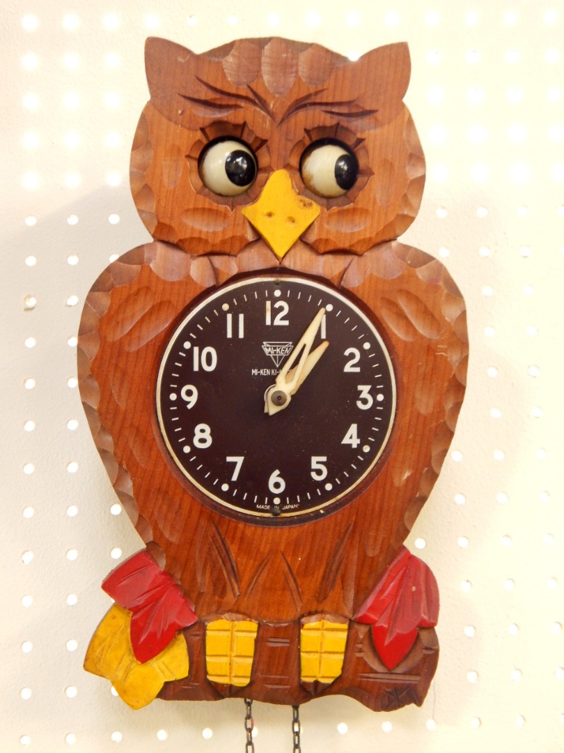 Appraisal: A Mi-Ken carved wood novelty owl wall clock cm long