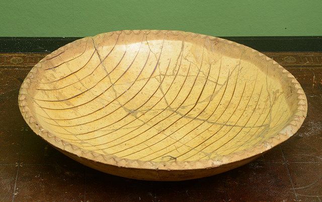 Appraisal: AN OLD POSSIBLY TH CENTURY CIRCULAR SLIP WARE SHALLOW DISH