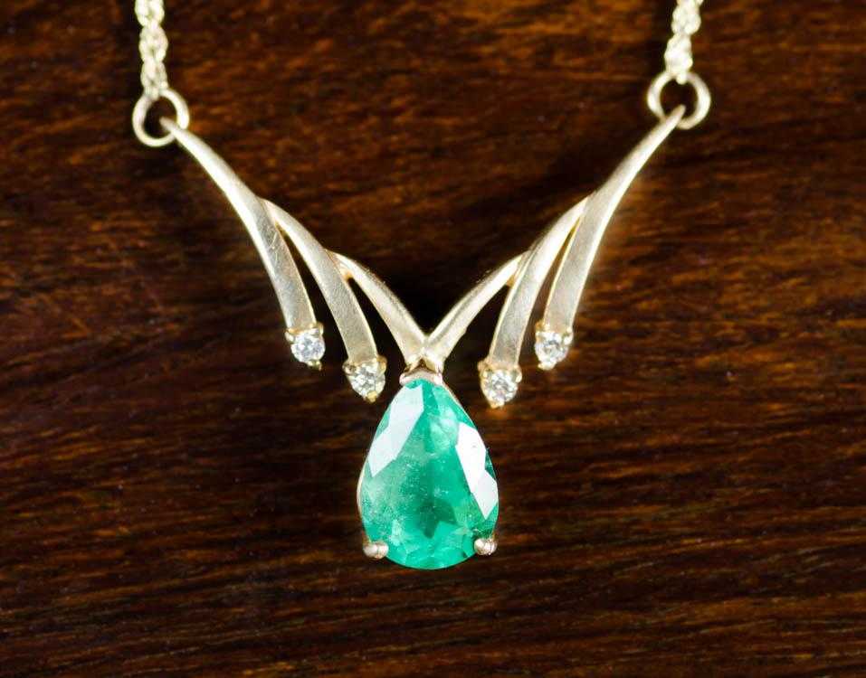 Appraisal: EMERALD DIAMOND AND FOURTEEN KARAT GOLD NECKLACE with a V-shaped