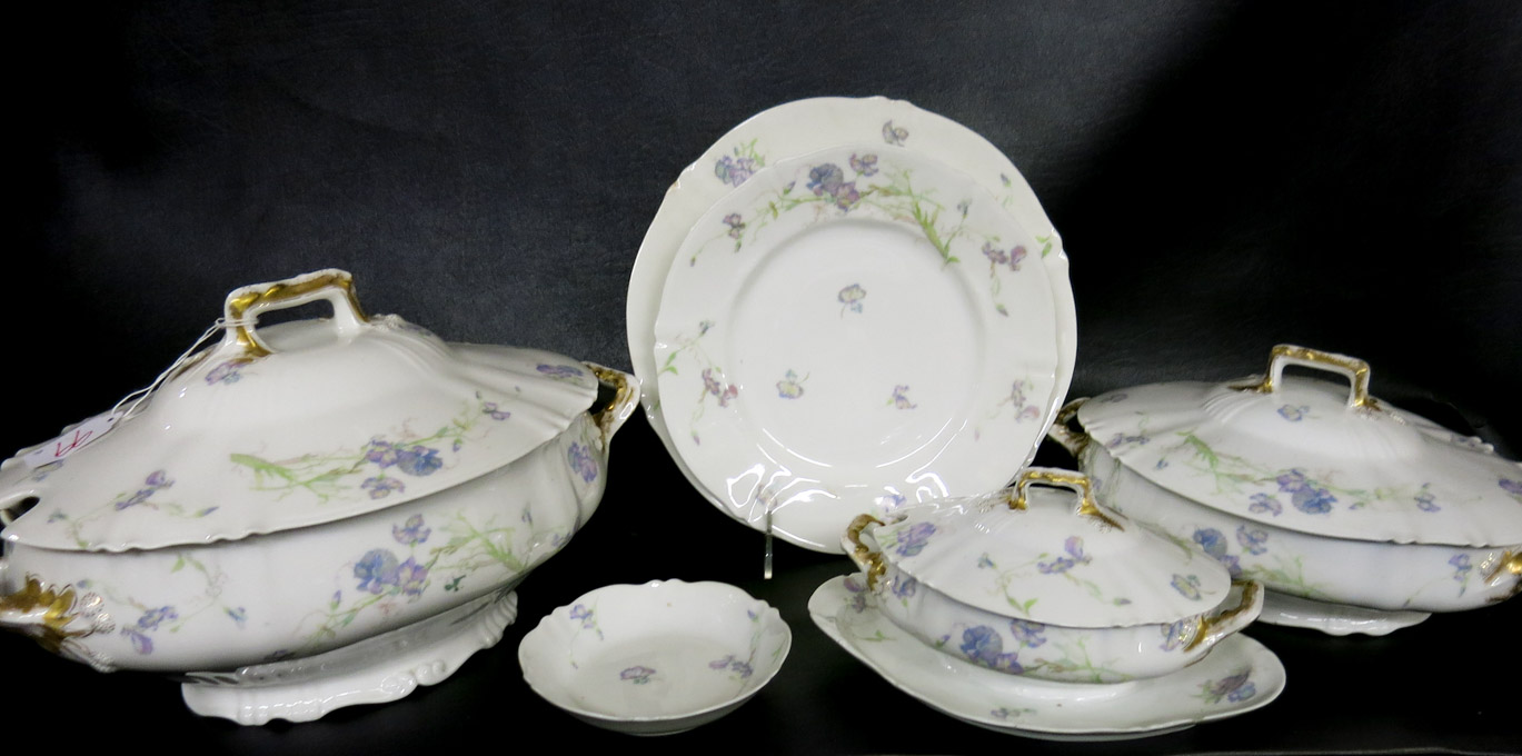 Appraisal: THEODORE HAVILAND LIMOGES CHINA SET forty pieces comprised of dinner