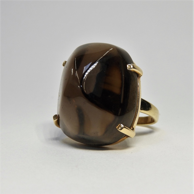 Appraisal: K YELLOW GOLD CHUNKY SMOKEY QUARTZ RING th CenturyLarge polished