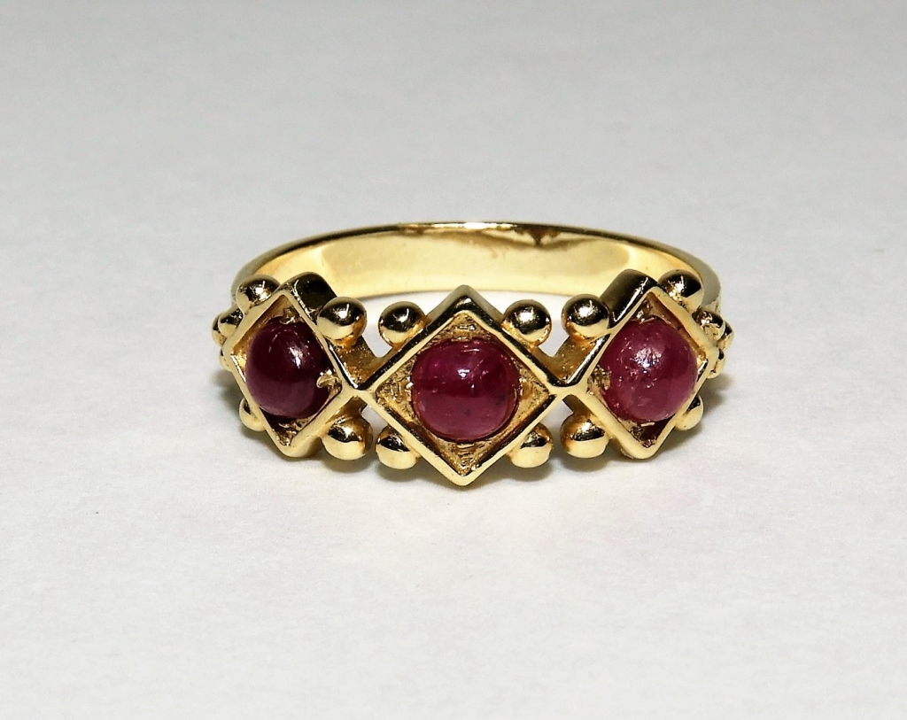 Appraisal: K YELLOW GOLD CABOCHON RUBY MUGHAL STYLE RING ContemporaryThree ruby