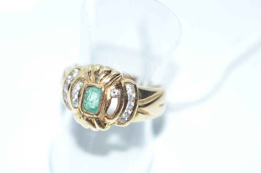 Appraisal: AN EMERALD AND CLEAR STONE RING IN CT GOLD A