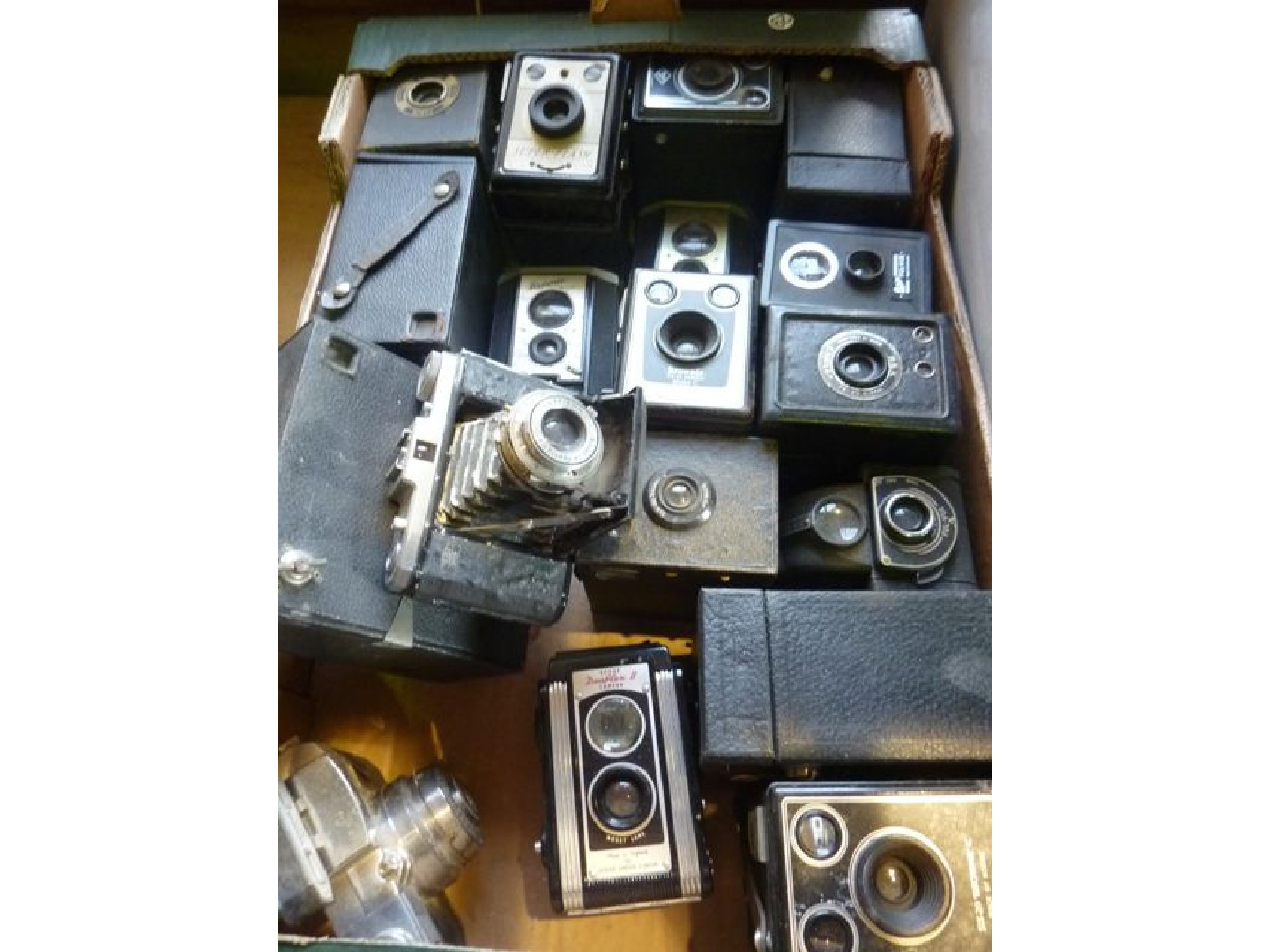 Appraisal: A large quantity of vintage cameras to include a Kodak