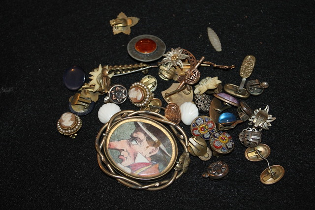 Appraisal: A SMALL COLLECTION OF MISCELLANEOUS JEWELLERY including cameo earrings a