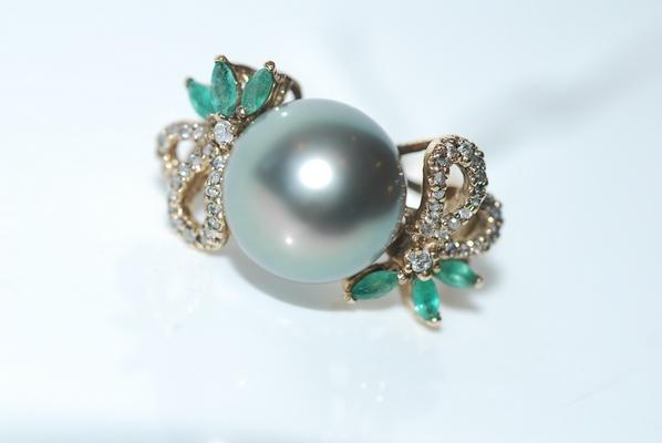 Appraisal: A TAHITIAN PEARL DIAMOND AND EMERALD DRESS RING IN CT