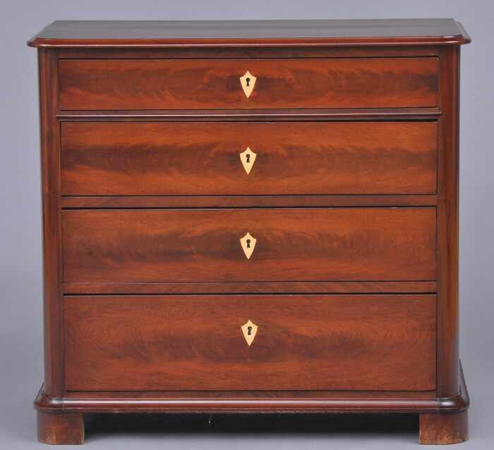 Appraisal: VICTORIAN MAHOGANY CHEST OF DRAWERS The thumb molded top above