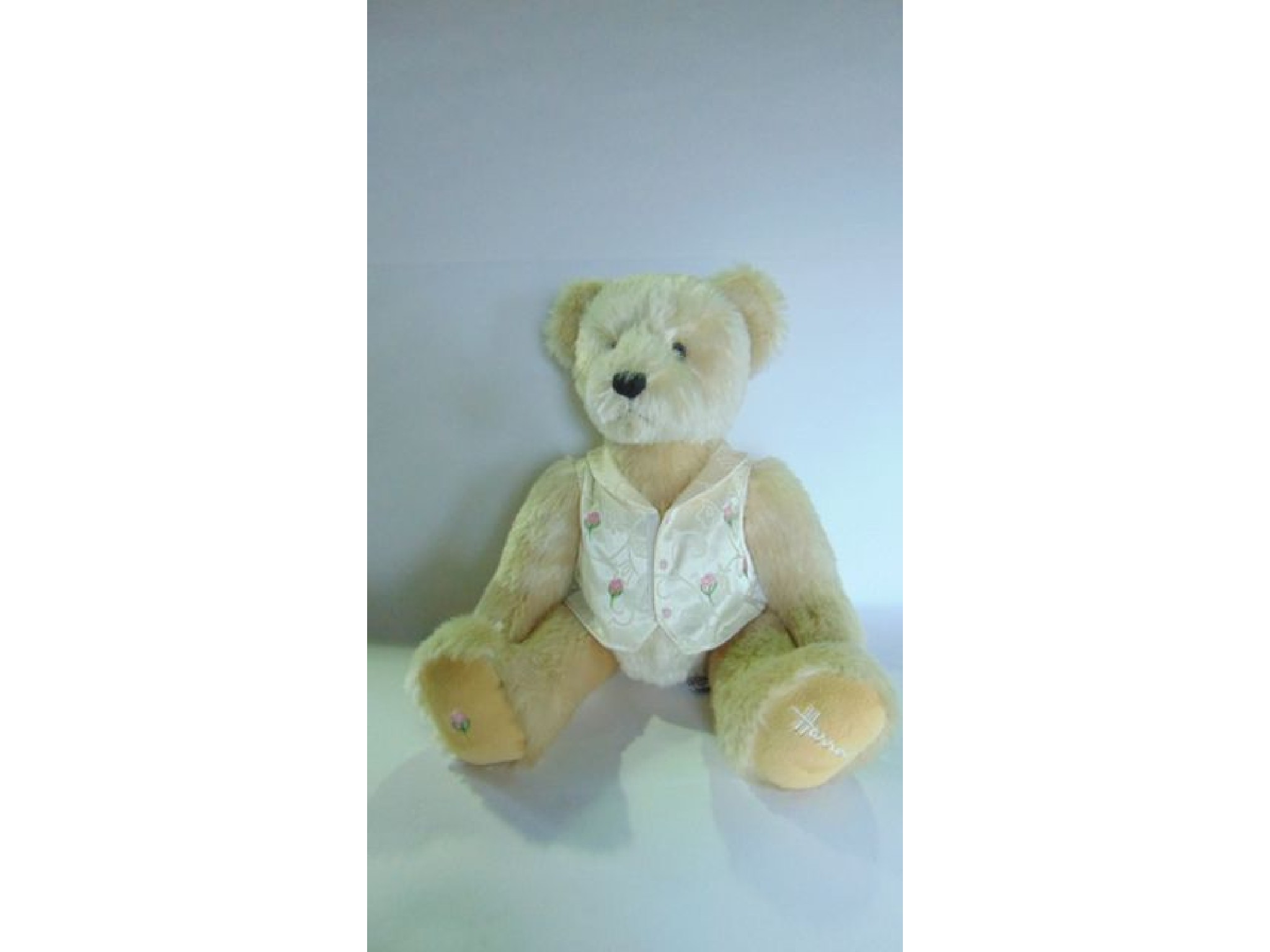 Appraisal: A good quality Harrods of Knightsbridge teddy bear with white