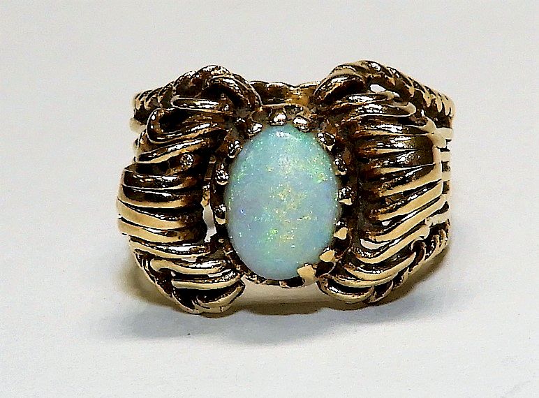 Appraisal: K Gold Opal Ladies Ring th Century Oval opal in