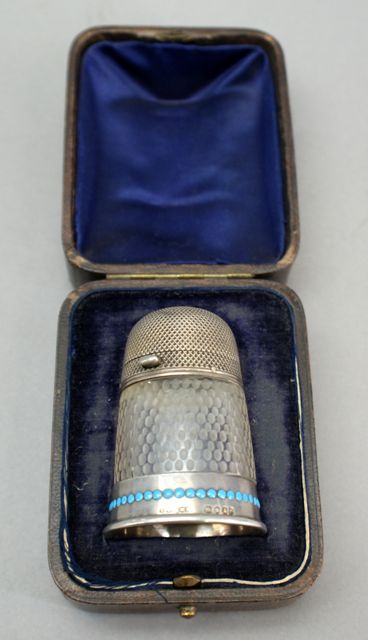 Appraisal: A mounted salts bottle in the form of a thimble