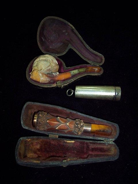 Appraisal: An amber cheroot holder with carat gold mount contained in