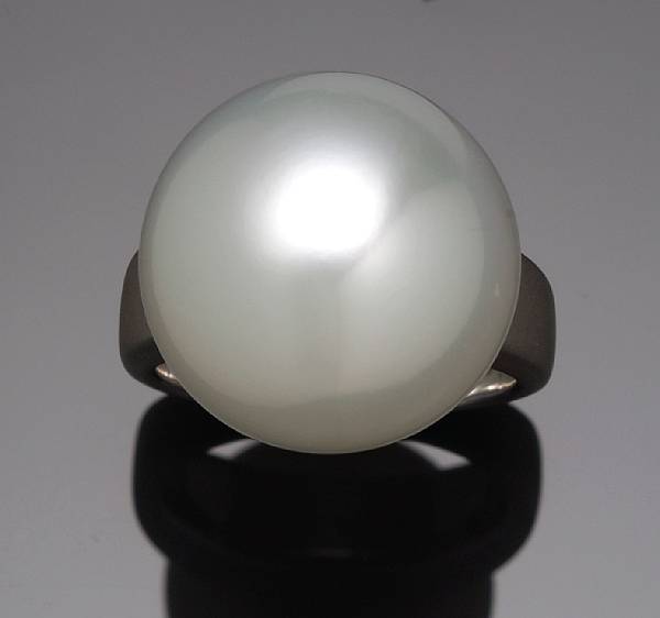 Appraisal: A South Sea cultured pearl ring pearl measuring approximately mm