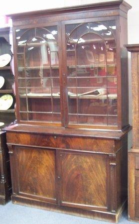 Appraisal: An early Victorian mahogany bookcase the moulded cornice above glazed