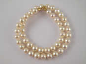 Appraisal: A freshwater cultured pearl necklace with a yellow metal tests