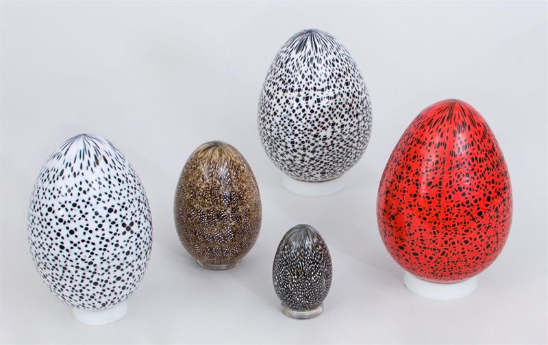 Appraisal: THREE SPECKLED GLASS EGGS AND TWO FEATHERED EGGS in to