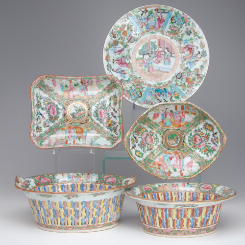 Appraisal: CHINESE EXPORT MANDARIN PORCELAIN Two pierced oval baskets and three