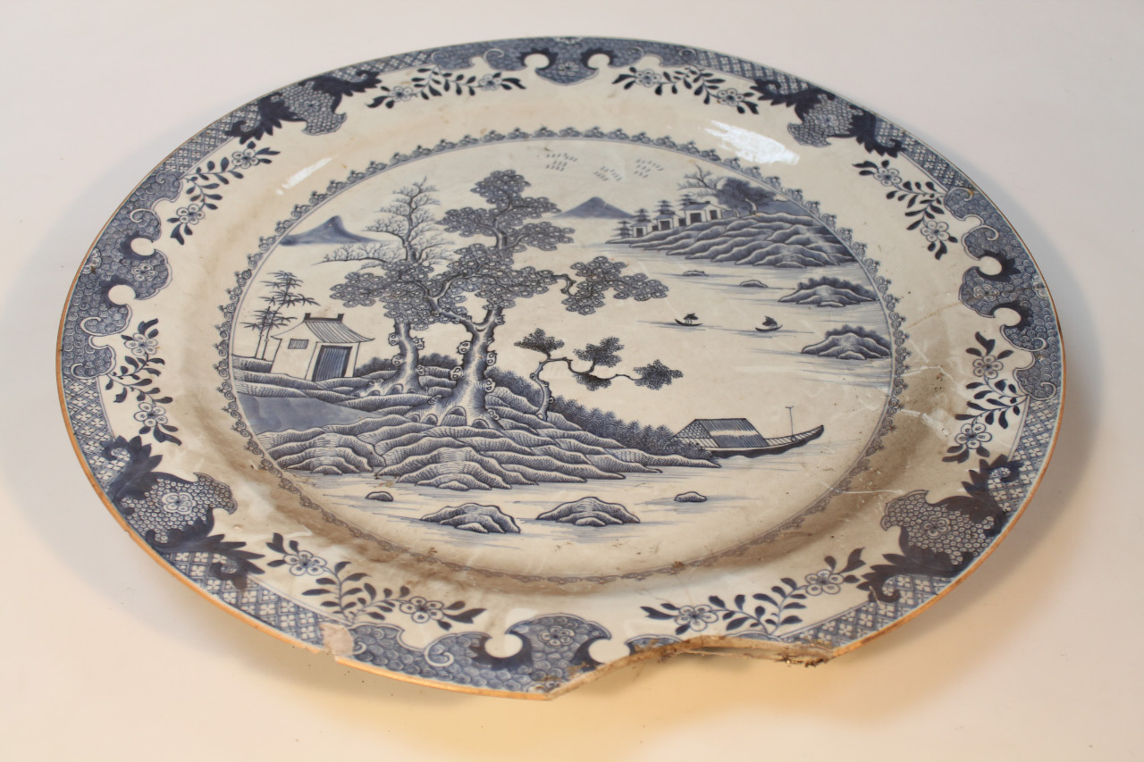 Appraisal: A late thC Chinese export blue and white porcelain charger