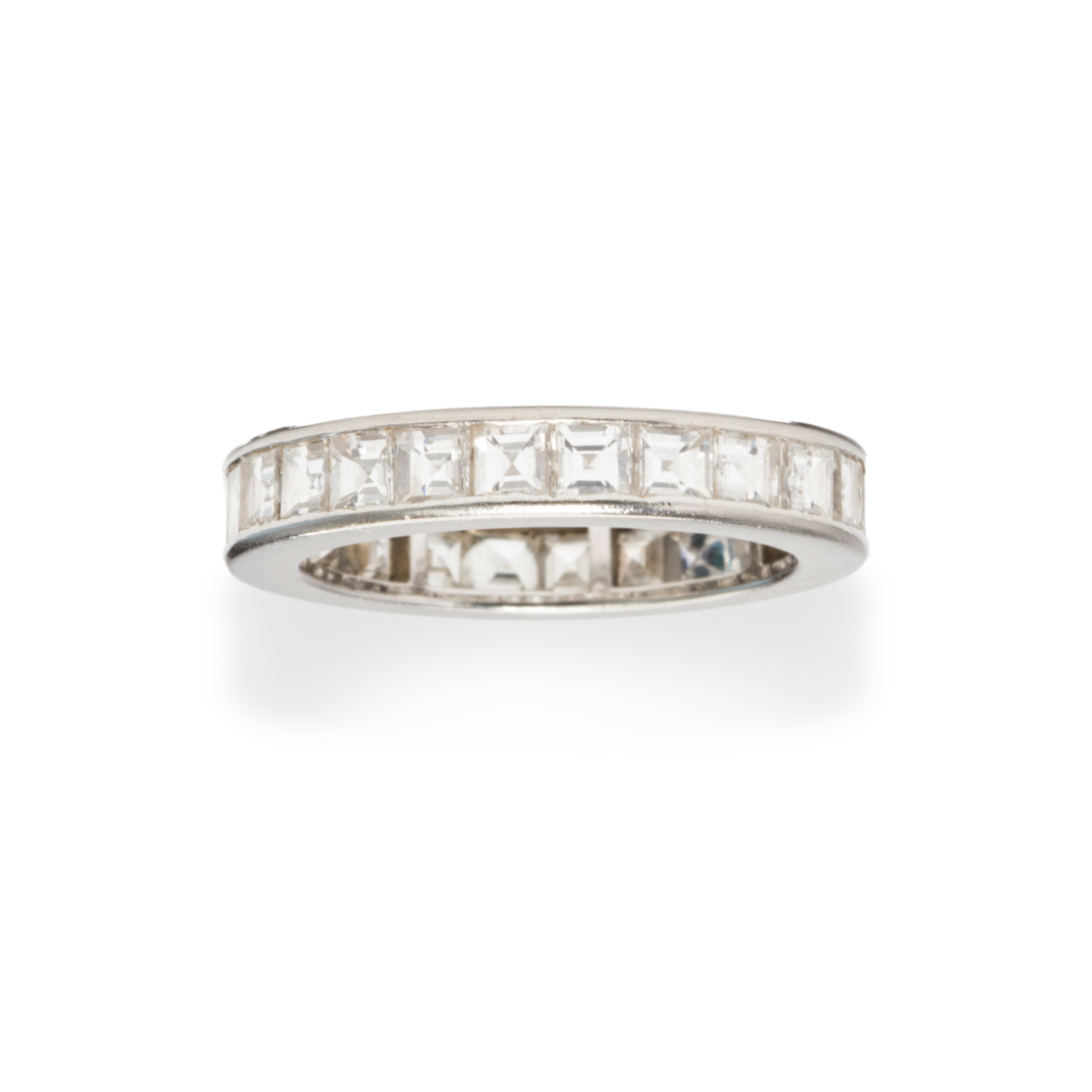 Appraisal: A DIAMOND AND PLATINUM RING A diamond and platinum ring