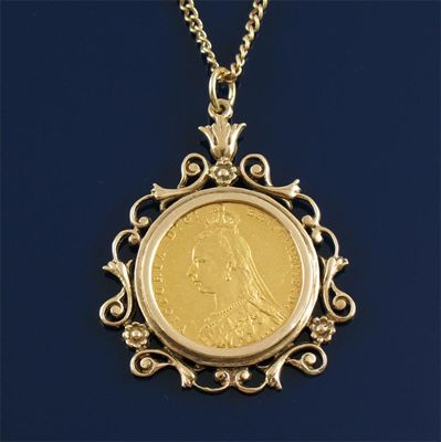 Appraisal: A sovereign mounted gold pendant with a fine link gold