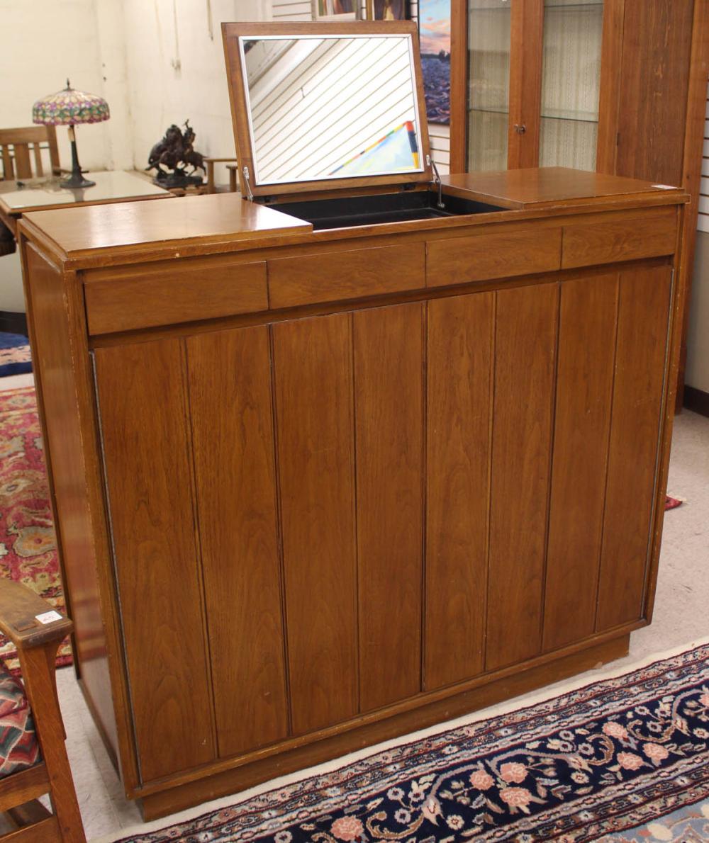 Appraisal: MCM LIFT-TOP DRESSER Paul McCobb design for Widdicomb Furniture Co