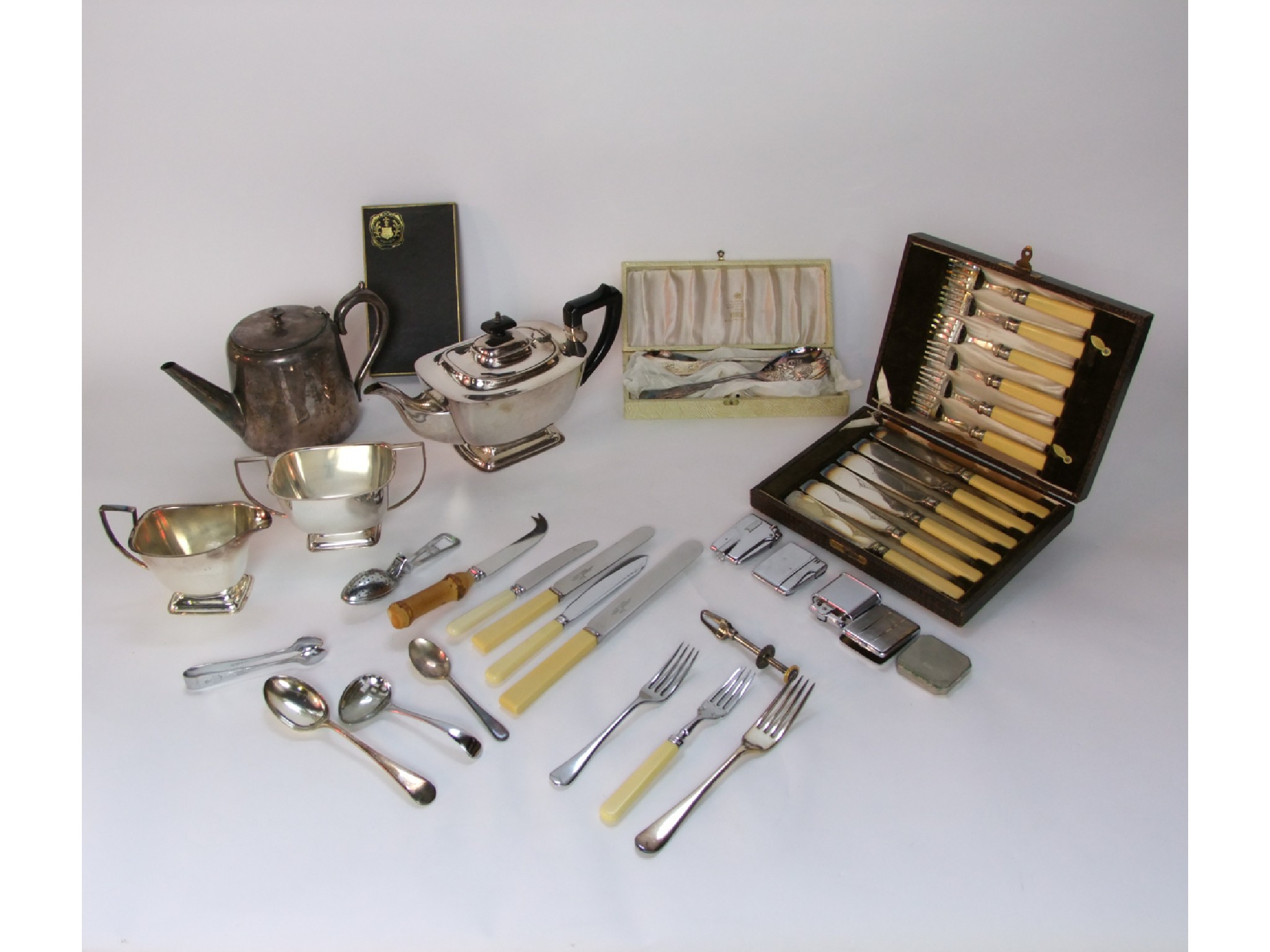 Appraisal: Cased silver plated preserve spoons and fish cutlery together with